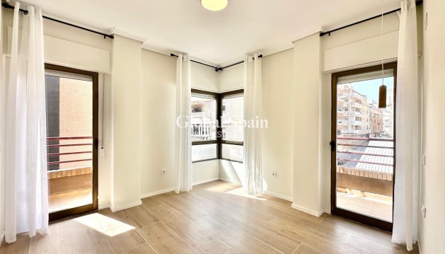 APARTMENT - Resale - TORREVIEJA -
                Center