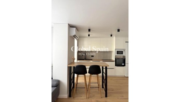 APPARTEMENT - Revente - TORREVIEJA -
                Paseo maritimo