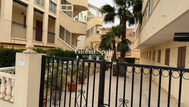 APPARTEMENT - Wederverkoop - ORIHUELA COSTA -
                La Regia