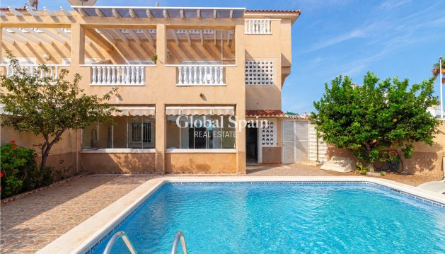 APPARTEMENT - Wederverkoop - ORIHUELA COSTA -
                Punta Prima