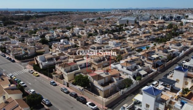 APPARTEMENT - Wederverkoop - TORREVIEJA -
                Costa Blanca