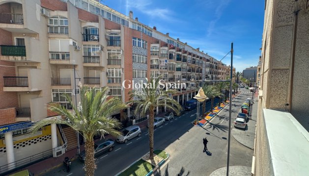 APPARTEMENT - Wederverkoop - TORREVIEJA -
                Costa Blanca
