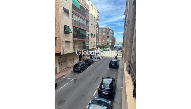 APPARTEMENT - Wederverkoop - TORREVIEJA -
                El Acequión - Los Náufragos