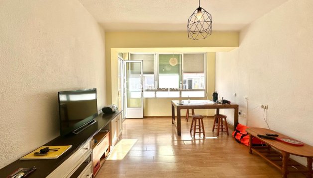 APPARTEMENT - Wederverkoop - TORREVIEJA -
                Estacion de autobuses