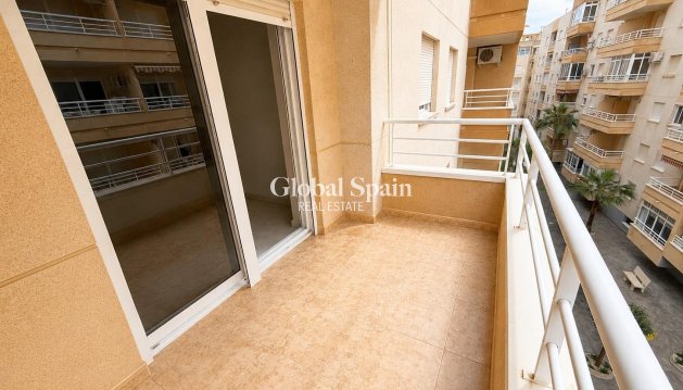 APPARTEMENT - Wederverkoop - TORREVIEJA -
                Estacion de autobuses