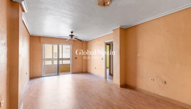 APPARTEMENT - Wederverkoop - TORREVIEJA -
                Habaneras