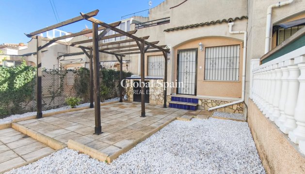 APPARTEMENT - Wederverkoop - TORREVIEJA -
                Lago jardin