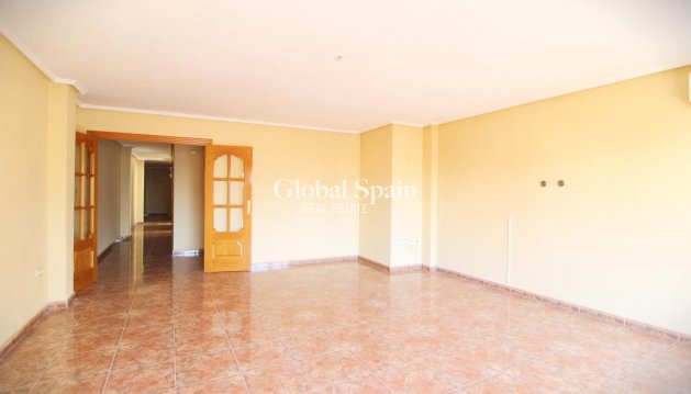 APPARTEMENT - Wederverkoop - TORREVIEJA -
                Torrevieja