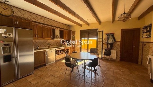 HOUSE - Resale - AVILESES -
                Avileses