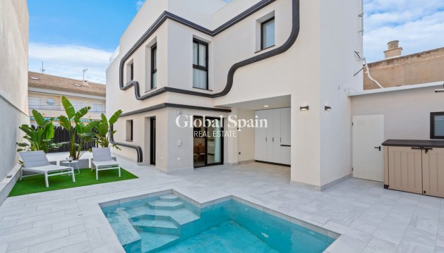 HOUSE - Resale - TORRE DE LA HORADADA -
                Torre de La Horadada - Town
