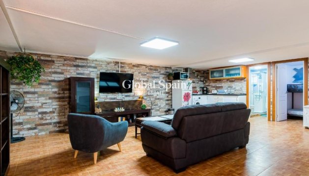 HUIS - Wederverkoop - TORREVIEJA -
                Acequion