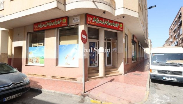 Kommerziell - Wiederverkauf -
                TORREVIEJA - IH-93645