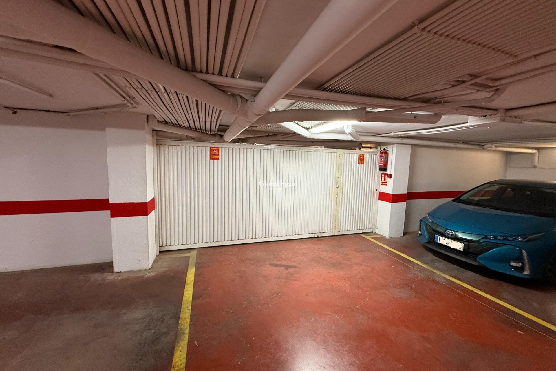 Lange termijn verhuur - PARKEERPLAATS / GARAGE -
TORREVIEJA - Centro