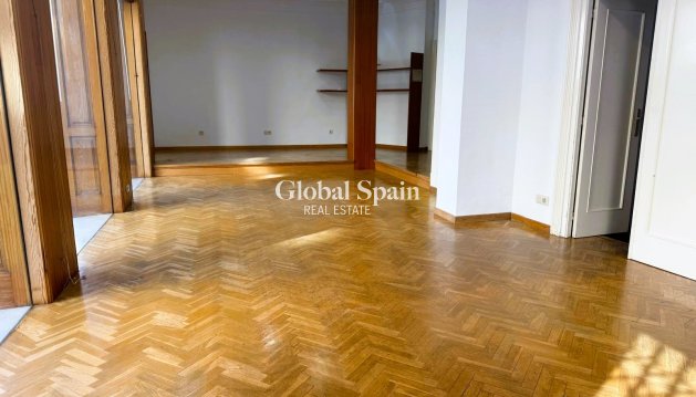 Locale - Revente - DENIA -
                Center