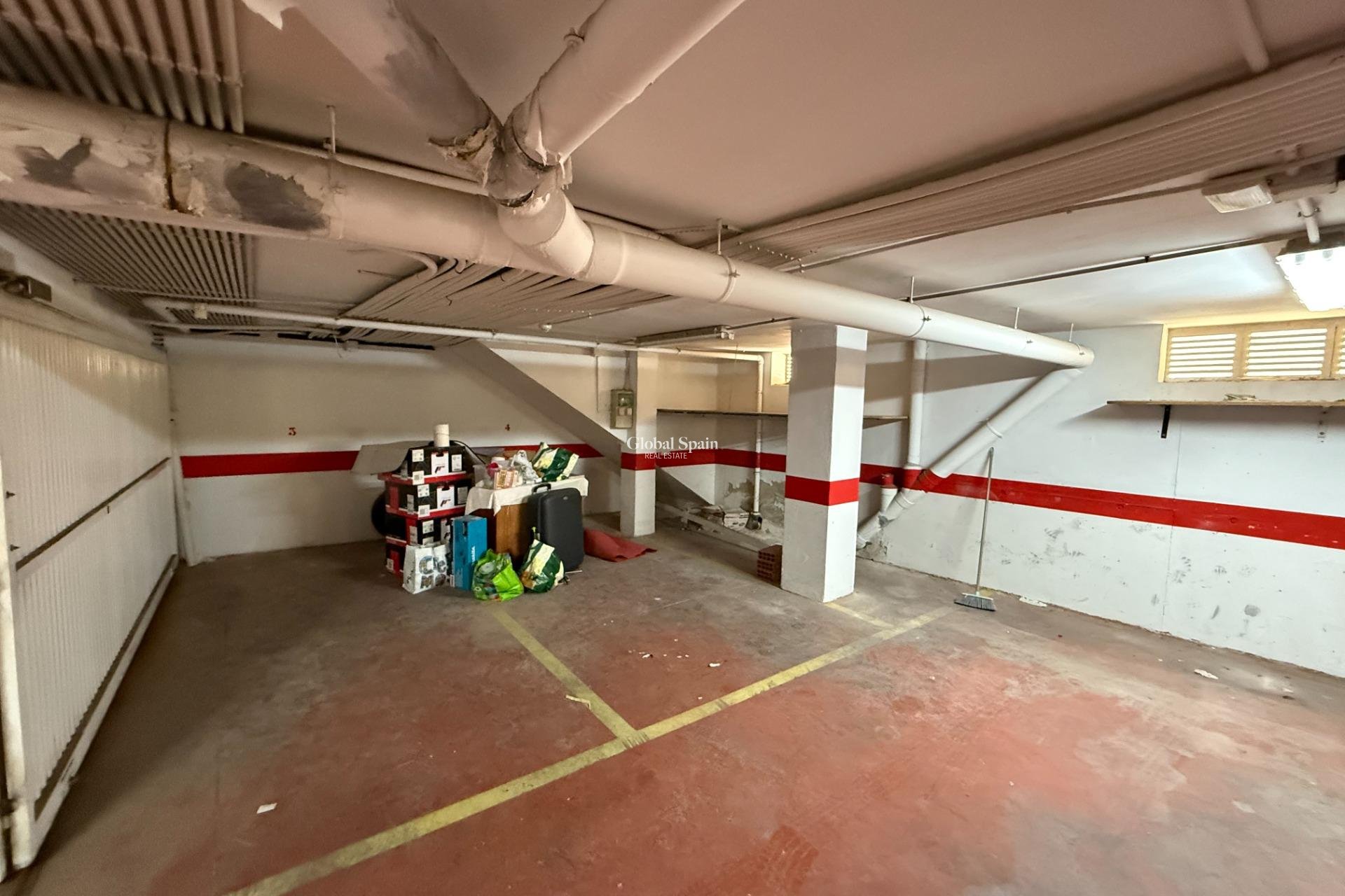 Location longue durée - AIRE DE STATIONNEMENT / GARAGE -
TORREVIEJA - Centro