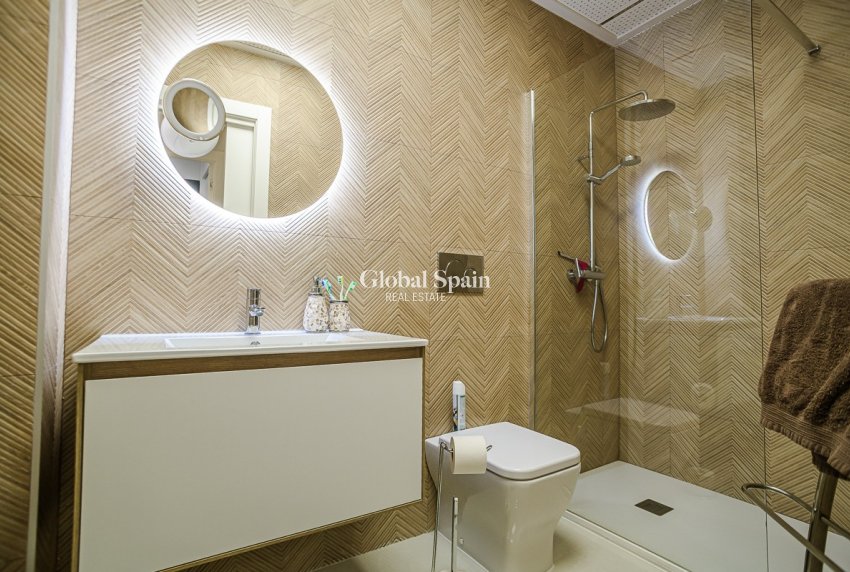 Location longue durée - APPARTEMENT -
TORREVIEJA - Torrevieja