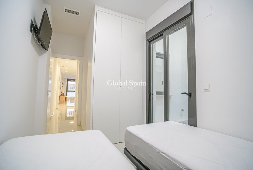 Location longue durée - APPARTEMENT -
TORREVIEJA - Torrevieja