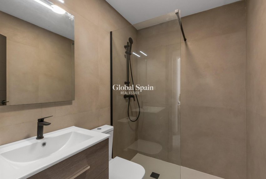 Location longue durée - APPARTEMENT -
TORREVIEJA - Zona los Frutales