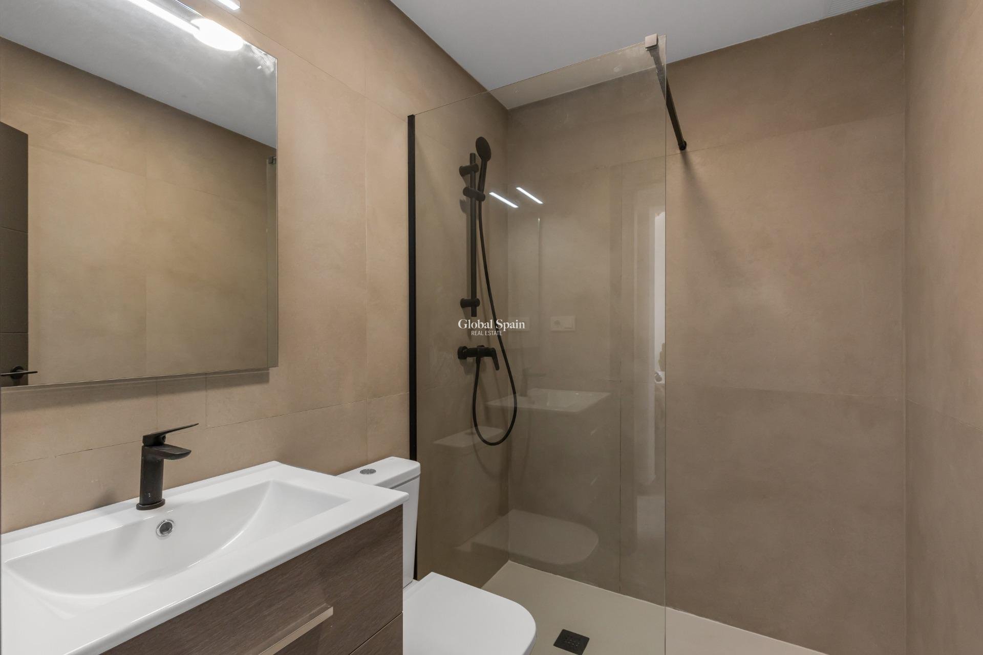 Location longue durée - APPARTEMENT -
TORREVIEJA - Zona los Frutales