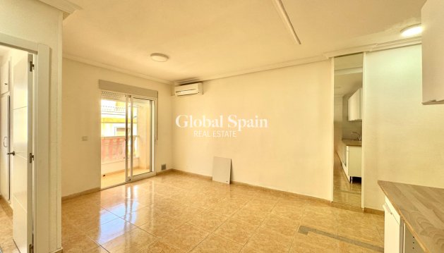 MIESZKANIE - Odsprzedaż - TORREVIEJA -
                Center