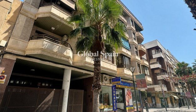 MIESZKANIE - Odsprzedaż - TORREVIEJA -
                Center