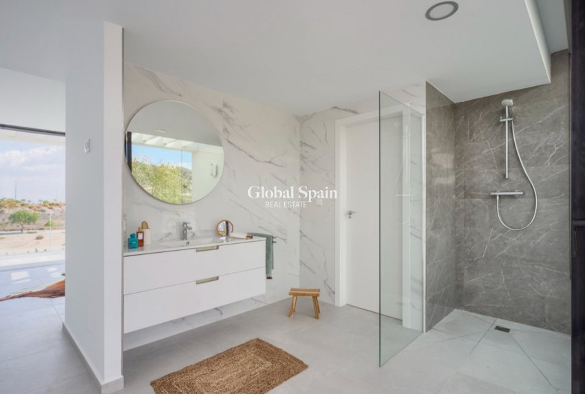 Neubau - Villa -
BAÑOS Y MENDIGO - Altaona Golf