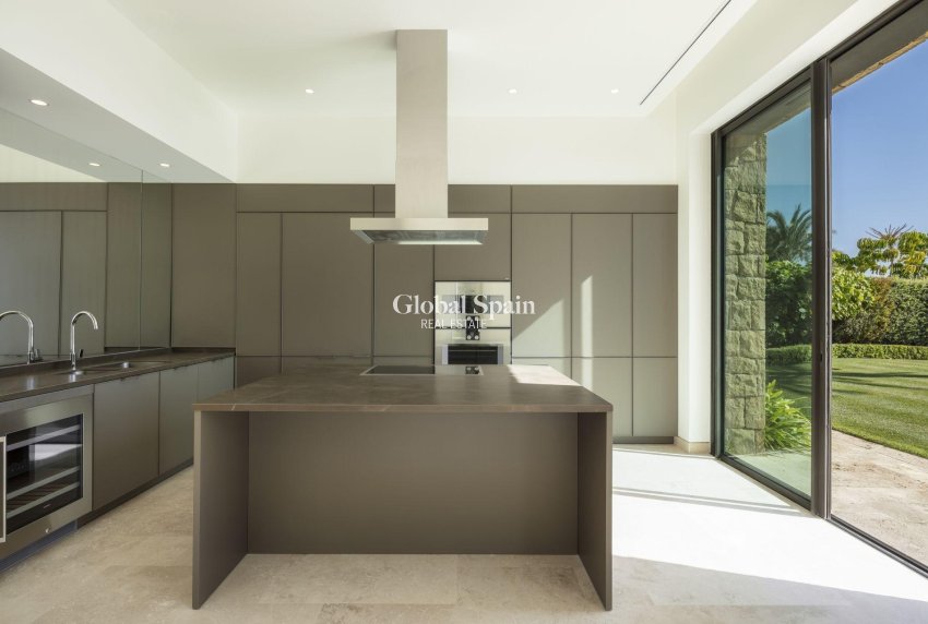 Neubau - VILLA -
CASARES - Pedregales