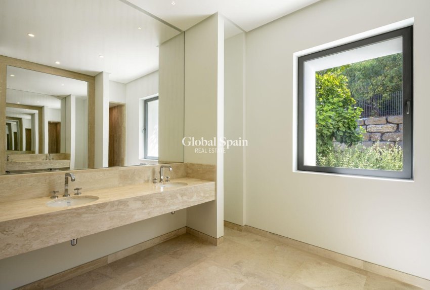 Neubau - VILLA -
CASARES - Pedregales