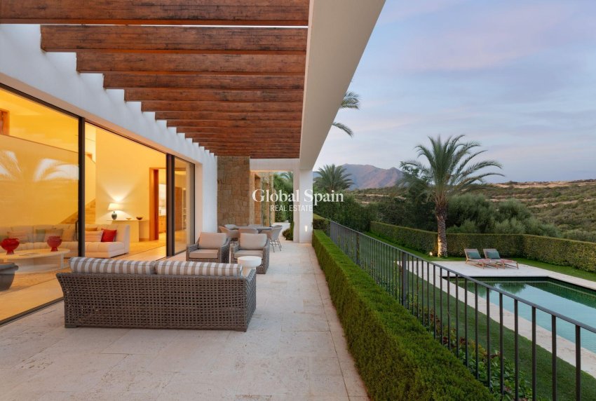 Neubau - VILLA -
CASARES - Pedregales
