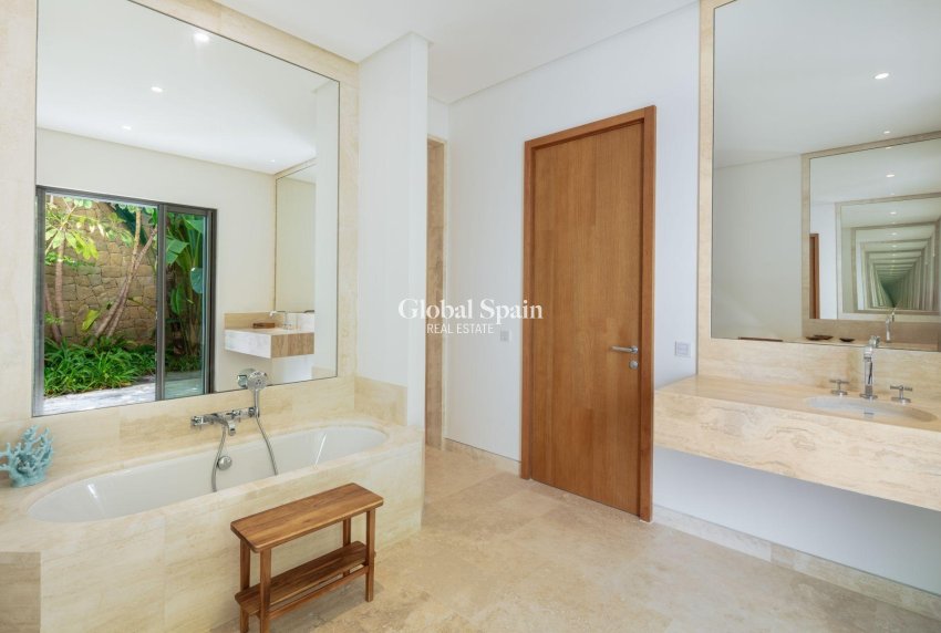 Neubau - VILLA -
CASARES - Pedregales