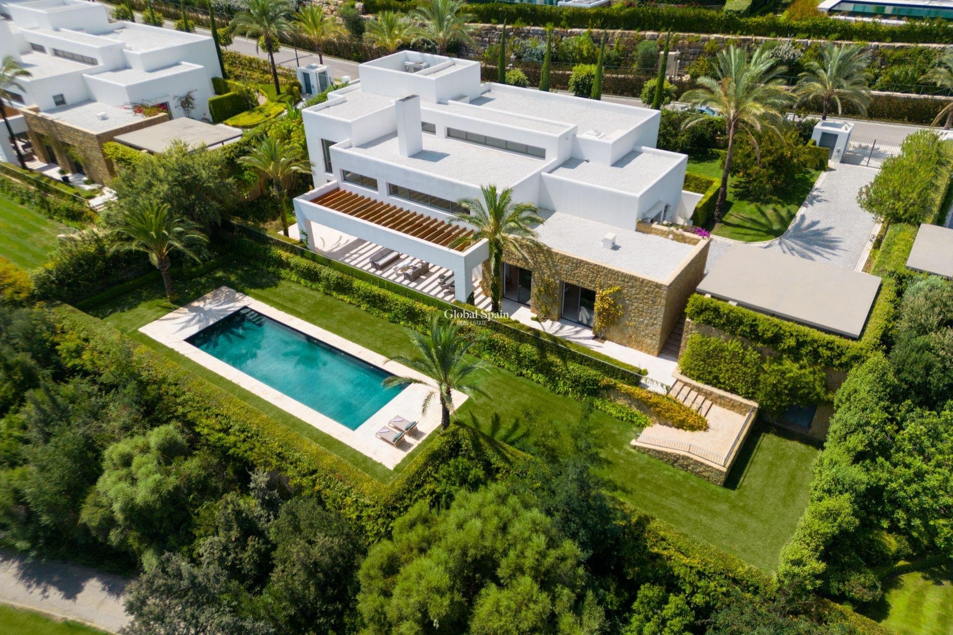 Neubau - VILLA -
CASARES - Pedregales