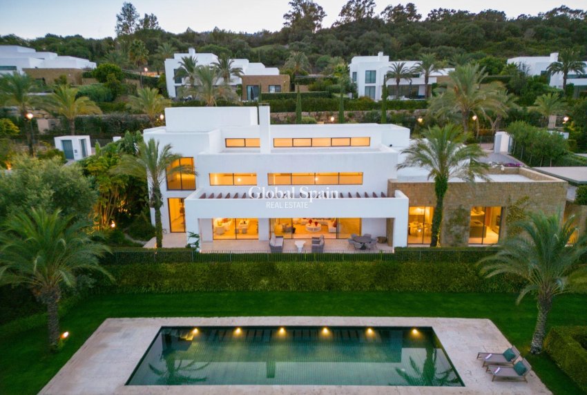 Neubau - VILLA -
CASARES - Pedregales