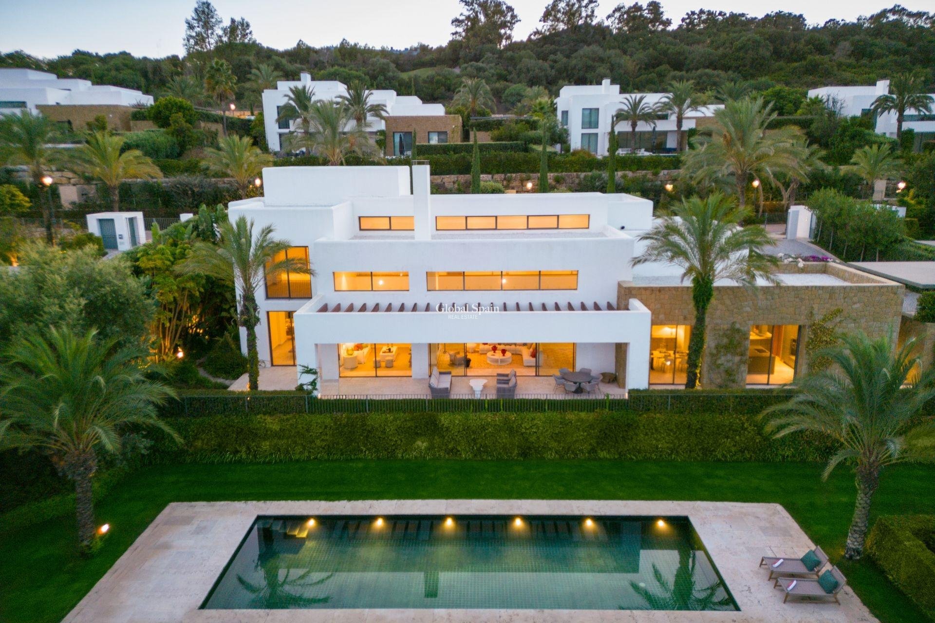 Neubau - VILLA -
CASARES - Pedregales