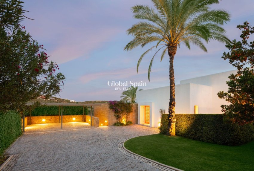 Neubau - VILLA -
CASARES - Pedregales