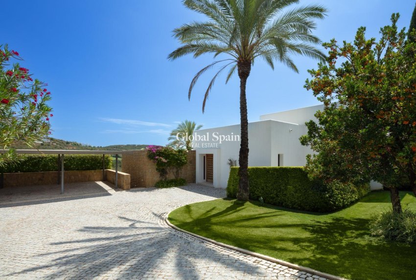Neubau - VILLA -
CASARES - Pedregales