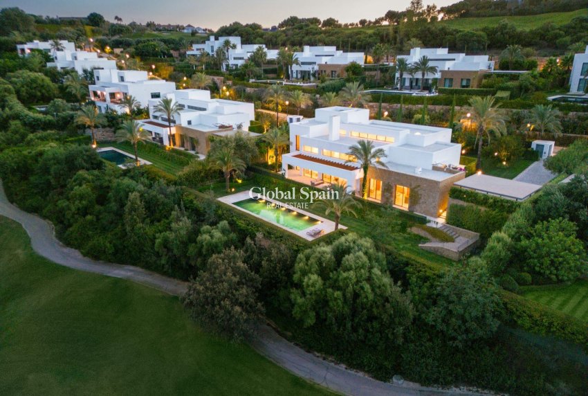 Neubau - VILLA -
CASARES - Pedregales