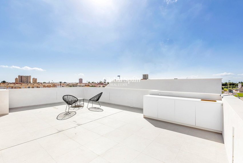 Neubau - VILLA -
LOS ALCÁZARES