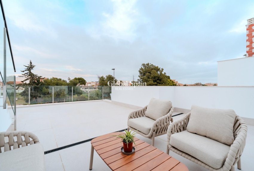 Neubau - VILLA -
LOS ALCÁZARES