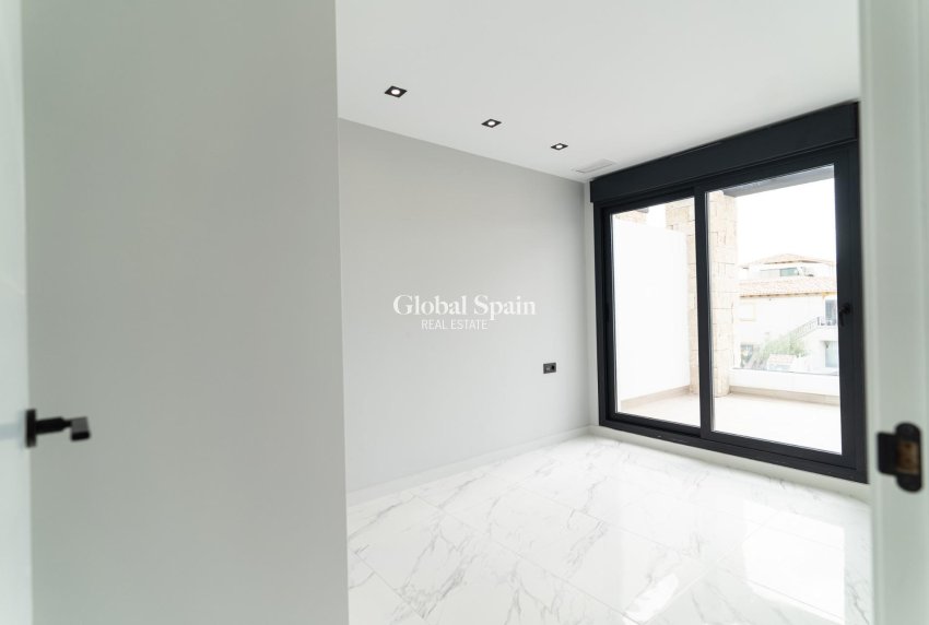 Neubau - VILLA -
ORIHUELA COSTA - Punta Prima