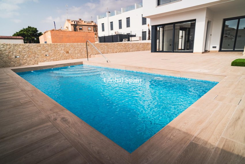 Neubau - VILLA -
ORIHUELA COSTA - Punta Prima