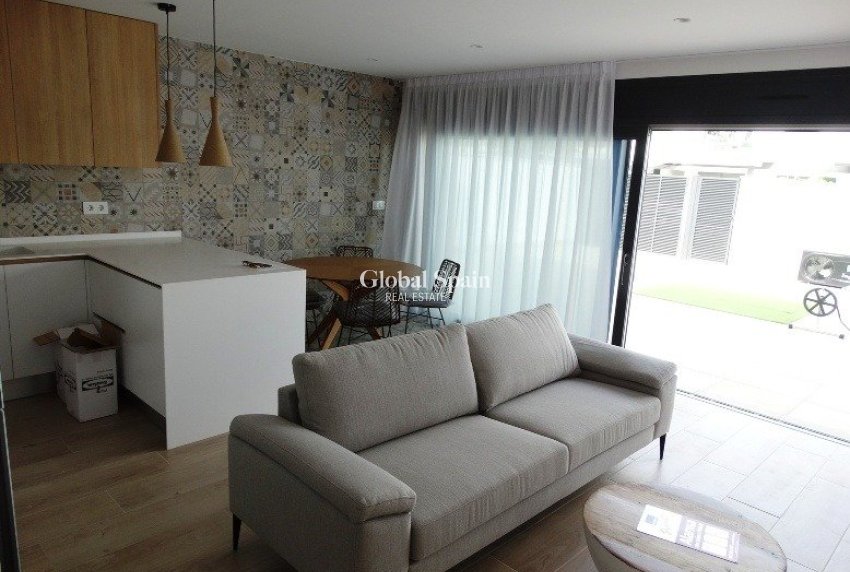 Neubau - VILLA -
PILAR DE LA HORADADA - pueblo