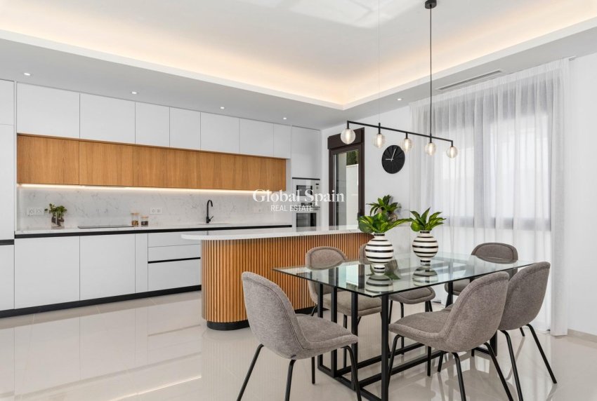 Neubau - Villa -
ROJALES - Doña Pepa