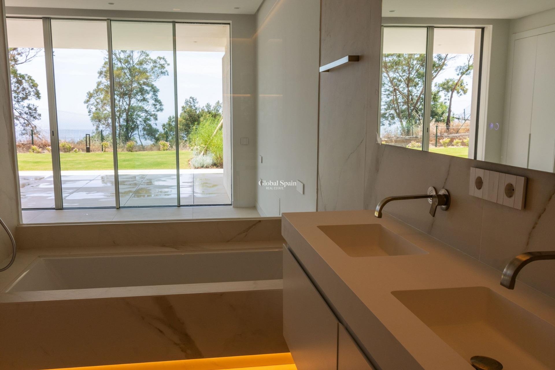 New Build - APARTMENT -
OJÉN - El Soto De Marbella