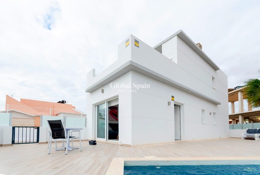 Nieuwbouw - Villa -
TORREVIEJA - Torreta