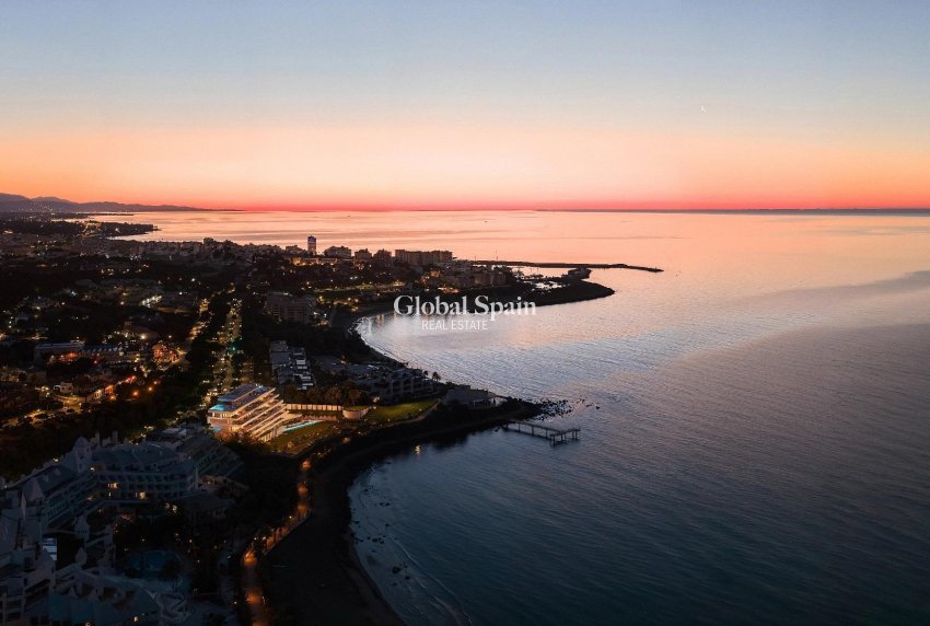 Nouvelle construction - APPARTEMENT -
ESTEPONA - Playa De Guadalobon