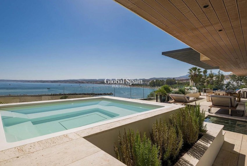 Nouvelle construction - APPARTEMENT -
ESTEPONA - Playa del Cristo