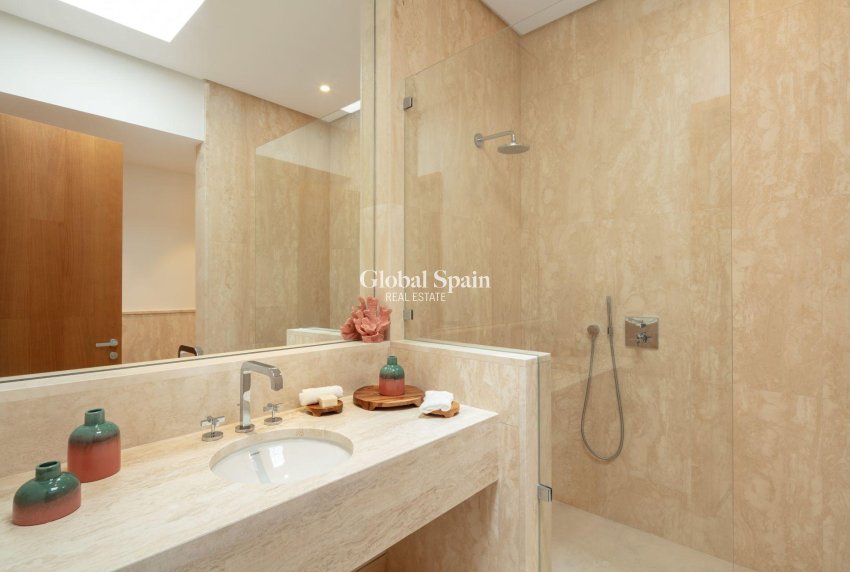 Nouvelle construction - VILLA -
CASARES - Pedregales