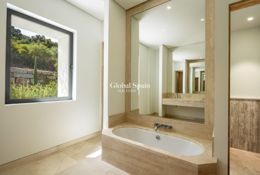 Nouvelle construction - VILLA -
CASARES - Pedregales