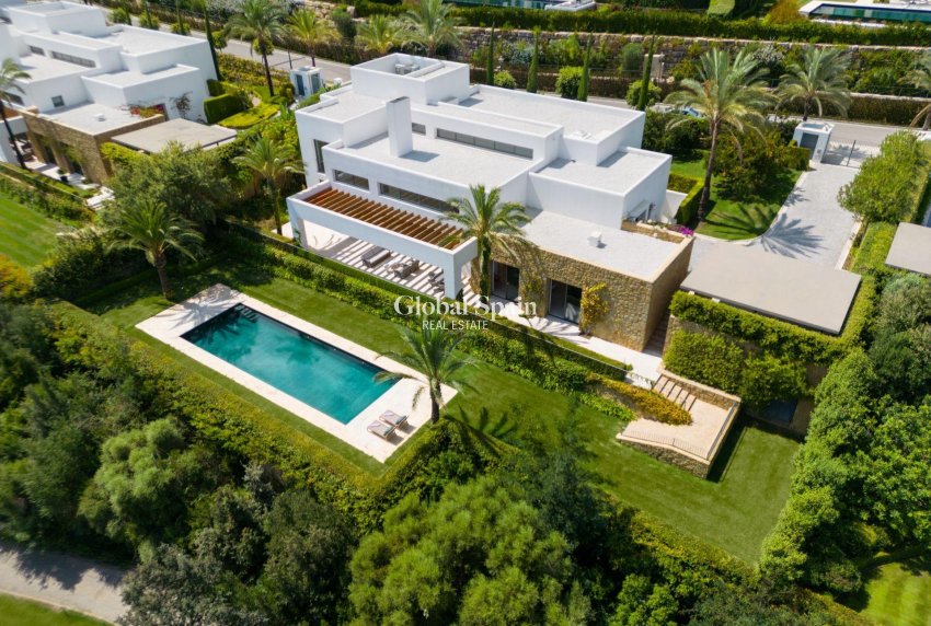 Nouvelle construction - VILLA -
CASARES - Pedregales