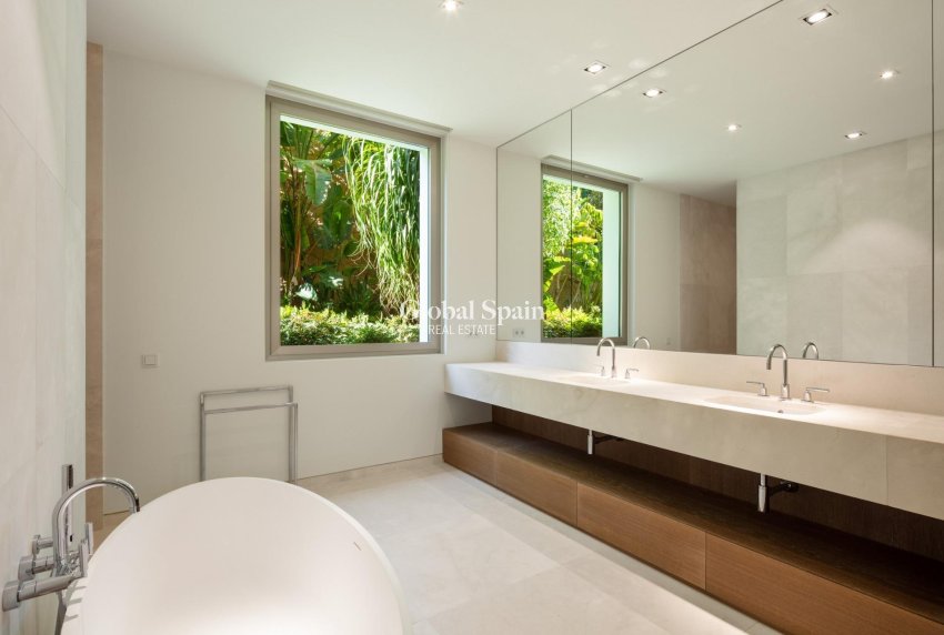 Nouvelle construction - VILLA -
CASARES - Pedregales